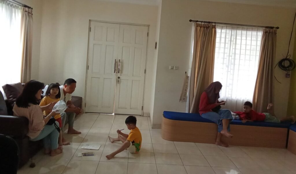 Terapi Anak Berguling di Lantai