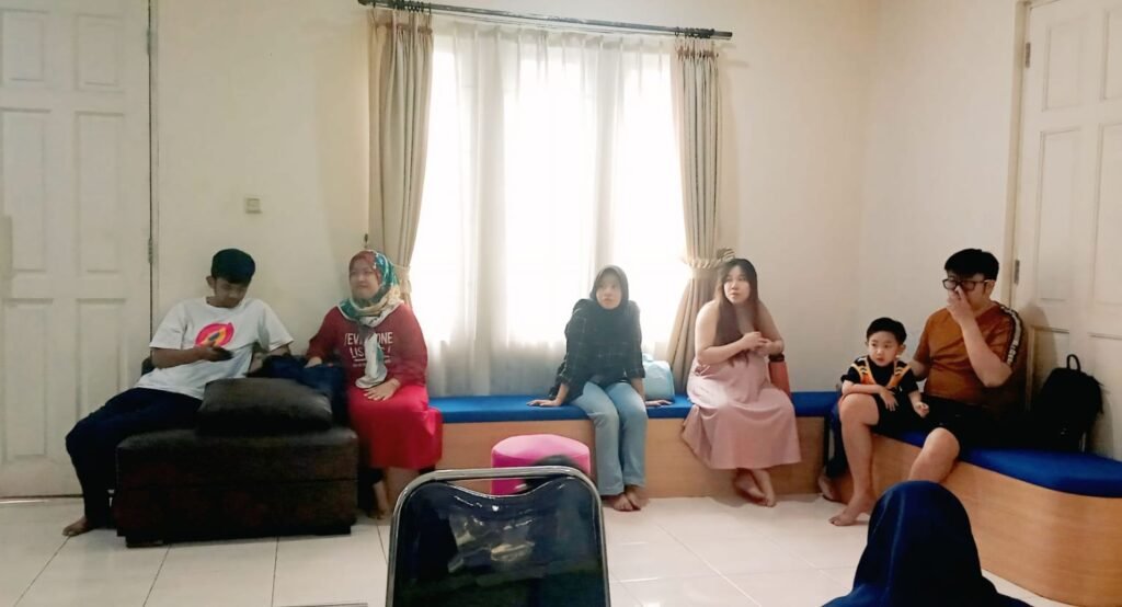 Terapi Anak Main HP Terus