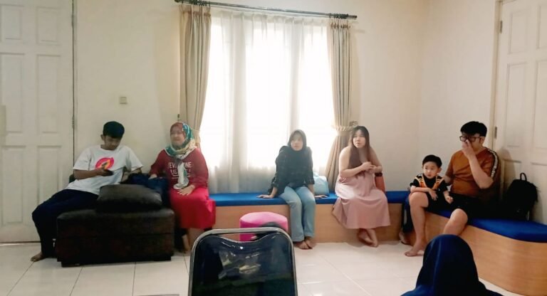 Terapi Anak Main HP Terus